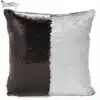 Litritega padjakatted - 40x40 cm, musta ja hõbedase mustriga litritega kaetud, siledal valgel taustal.