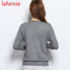 naine seljaga, hall pullover seljas
