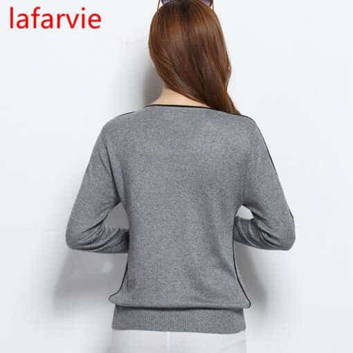 naine seljaga, hall pullover seljas