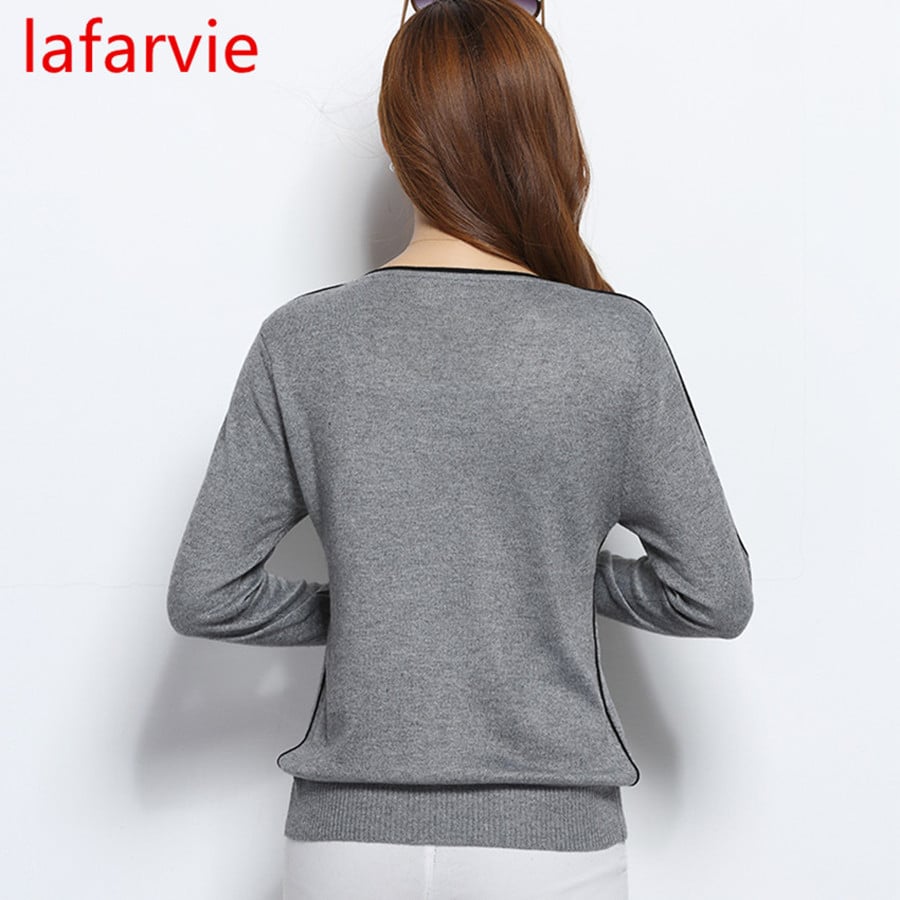 naine seljaga, hall pullover seljas