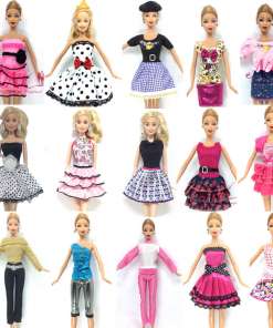 erinevad riidekomplektid Barbie nukule, sealhulgas kleidid ja püksid erinevates värvides ja stiilides