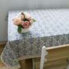 valge laudlina siniste ornamentidega puidust laual