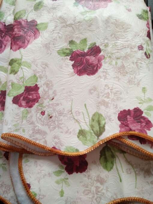 veekindel PVC laudlina lillelise mustriga