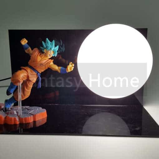 lamp koos Son Goku figuuriga, millel on oranž kostüüm ja sinised juuksed