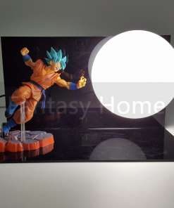 lamp, millel on Son Goku kuju oranžis kostüümis ja suur ümmargune valgusallikas