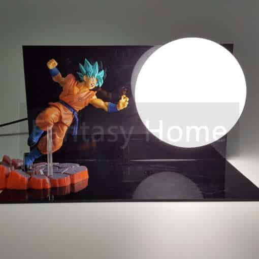 lamp, millel on Son Goku kuju oranžis kostüümis ja suur ümmargune valgusallikas