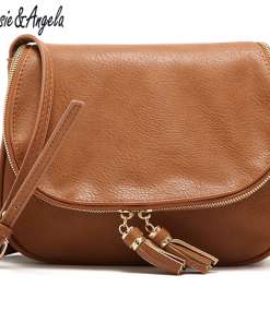 Elegantselt lihtne pruun nahast väike crossbody kott kuldse tõmblukuga, millel on kaks narmaspandlat. Vaade eestpoolt valgel taustal.