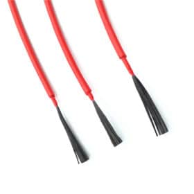 Punased ja mustad vasktraatidega kaablid, läbimõõduga 2.5mm, valgel taustal. Täiuslik toode ohutuks ja tõhusaks elektripaigalduseks.