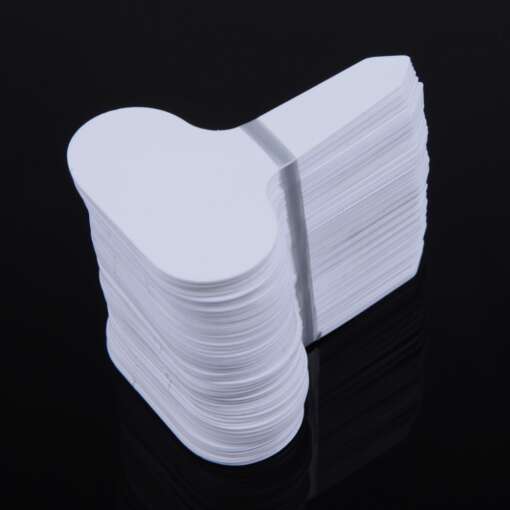 valged plastist sildid taimedele, virnastatud