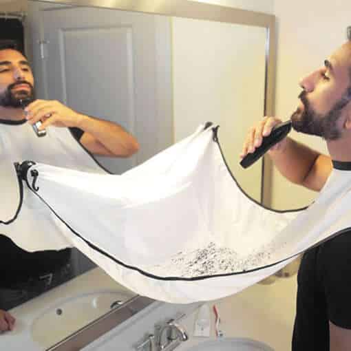 mees kasutab valget habemeajamise riiet, mis on kinnitatud peegli külge