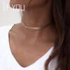 naise kaelas kuldne choker stiilis kaelakett