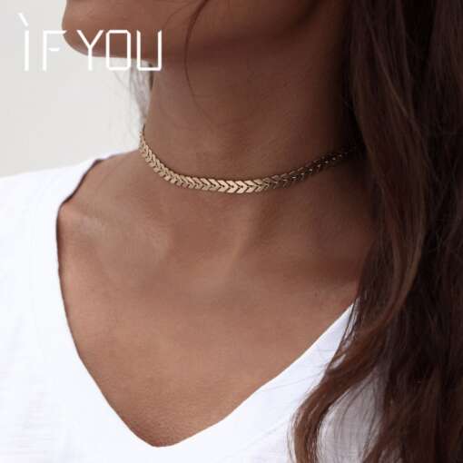 naise kaelas kuldne choker stiilis kaelakett