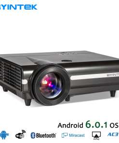 Must Full HD 1080P projektor, millel on esiläätse kõrval kirgas valgus ja vasakul küljel ventilatsiooniavad. Projektoril on ka mitmed sildistatud funktsioonid nagu WiFi, Bluetooth ja Android OS tugi.