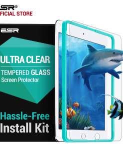 Kaitseklaas - iPad 2017 2018, õhukese ja tugeva karastatud klaasist kaitsekattega ekraan, millel paistab veealune haide ja kalade kujutis. Taustal pakend 'Ultra Clear' ja 'Hassle-Free Install Kit' tekstiga.