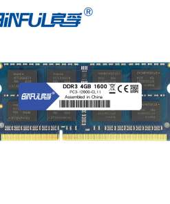 Muutmälu sülearvuti jaoks, 4GB DDR3 1600, mis on sinise trükkplaadi ja mitme musta mälukiibiga. Esiküljel on kleebis, millel on tehnilised andmed. Mälukaart on asetatud valgele taustale.