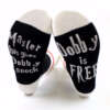 mustad sokid valge tekstiga, millel on kiri 'Master has given Dobby a sock' ja 'Dobby is free'