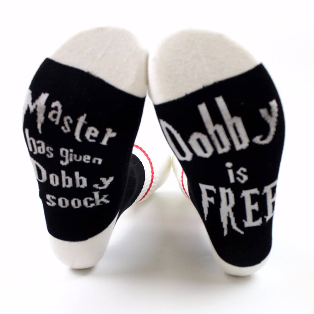mustad sokid valge tekstiga, millel on kiri 'Master has given Dobby a sock' ja 'Dobby is free'