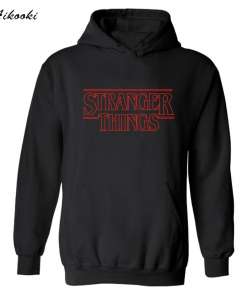 Must kapuutsiga dressikas punase Stranger Things logoga. Puuvillane materjal, ees suur tasku ja reguleeritav kapuuts. Toodet Kapuutsiga dressikad - palju suurusi on saadaval mitmes mõõdus.