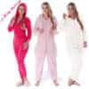 kolm naist kannavad erinevat värvi fliisist onesiesid, roosa, hele roosa ja valge