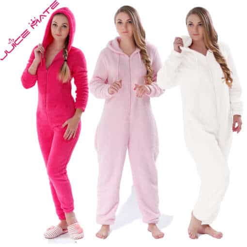 kolm naist kannavad erinevat värvi fliisist onesiesid, roosa, hele roosa ja valge