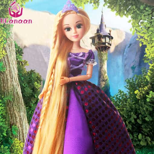 Lillas kleidis pikkade juustega Barbie nukk mängimiseks lastele.