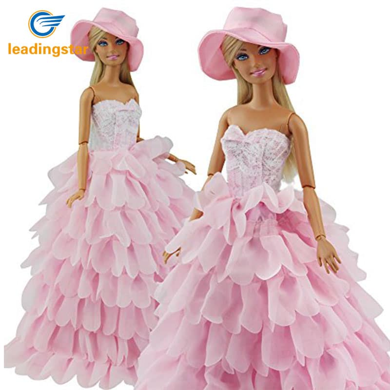 Roosakas kleit ja müts Barbie nukule, elegantne komplekt nukuriiete kategoorias, ideaalne Barbie stiiliga mängimiseks.
