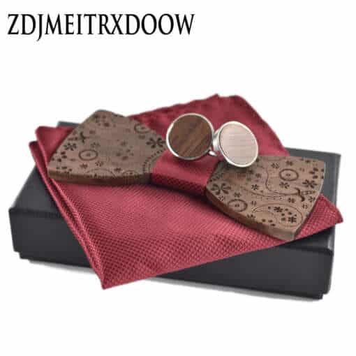 Mustriline puidust kikilips koos sobivate rätiku ja mansetinööpidega, elegantne komplekt pidulikeks sündmusteks.