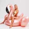 Suur roosa ujuv flamingo täispuhutav ujumisrõngas täiskasvanutele basseini lõbutsemiseks suvel.