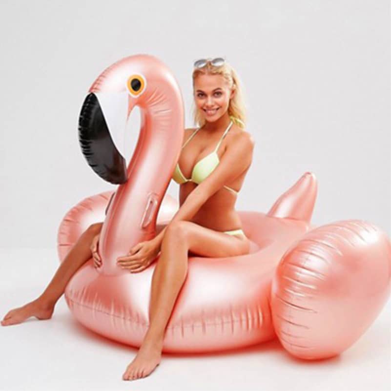 Suur roosa ujuv flamingo täispuhutav ujumisrõngas täiskasvanutele basseini lõbutsemiseks suvel.