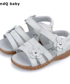 Valged Lehmanahast tüdrukute sandaalid lilleornamentidega, halli ja pruuni tallaga, seisavad neutraalsel taustal.