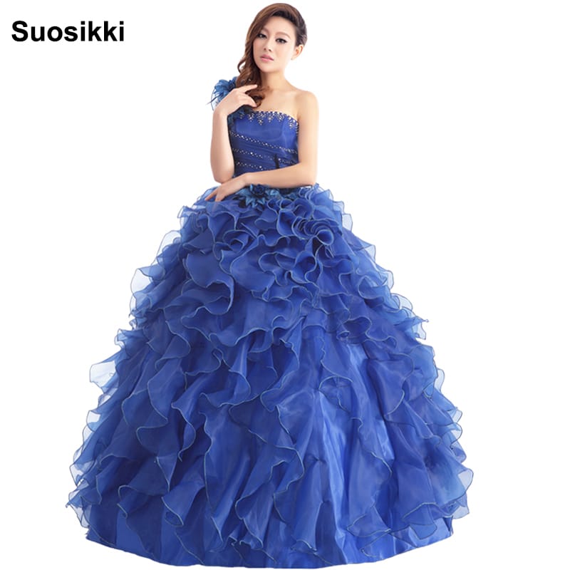 Pilkupüüdvalt koheva ballikleidi õlapealne disain ja sädelevad kivikesed, mis loovad elegantse õhtukleidi välimuse.