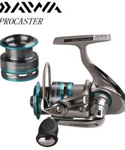 Daiwa Procaster spinningurull mudel 2000A hõbedases ja sinises toonis metallist, sobilik kalastamiseks erinevates veetingimustes, taustal valge.