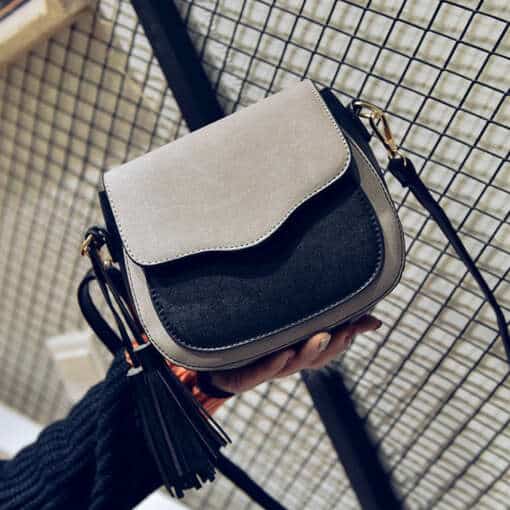 Stiilsed kahevärvilised crossbody kotid, millel on retro lihtne klapp ja moekad narmastega kaunistused.