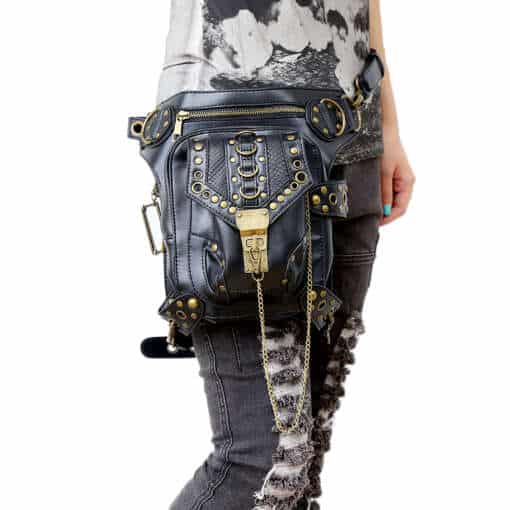 Erinevat moodi kantav pungilik kott, millel on gooti steampunk stiilis kolju detailid.