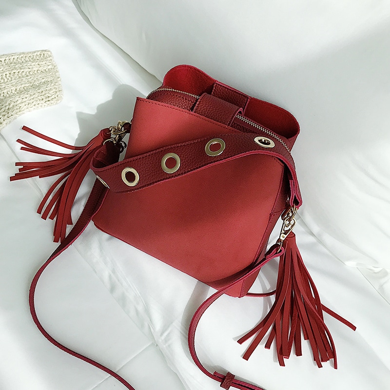 Külgedel tuttidega retro stiilis naiste crossbody kott, kõrge kvaliteediga ja vintage disainiga.