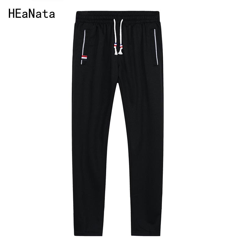 Mustad või hallid dressipüksid, saadaval erinevates suurustes, sobivad nii igapäevaseks kandmiseks kui ka sportimiseks. Slim fit stiil tagab mugavuse ja kaasaegse välimuse.