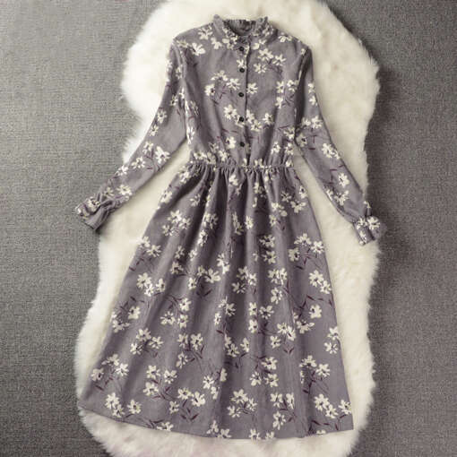 Vintage stiilis pikkade varrukatega kleit lillelise mustriga ja volditud seelikuosaga, sobib sügis- ja talvehooajaks.