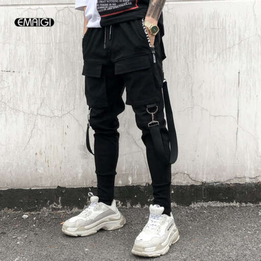 Mustad alt kitsenevad püksid elastse vöö ja mitme taskuga, stiilne street punk hip hop disain.