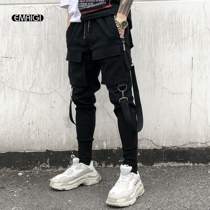 Mustad alt kitsenevad püksid elastse vöö ja mitme taskuga, stiilne street punk hip hop disain.