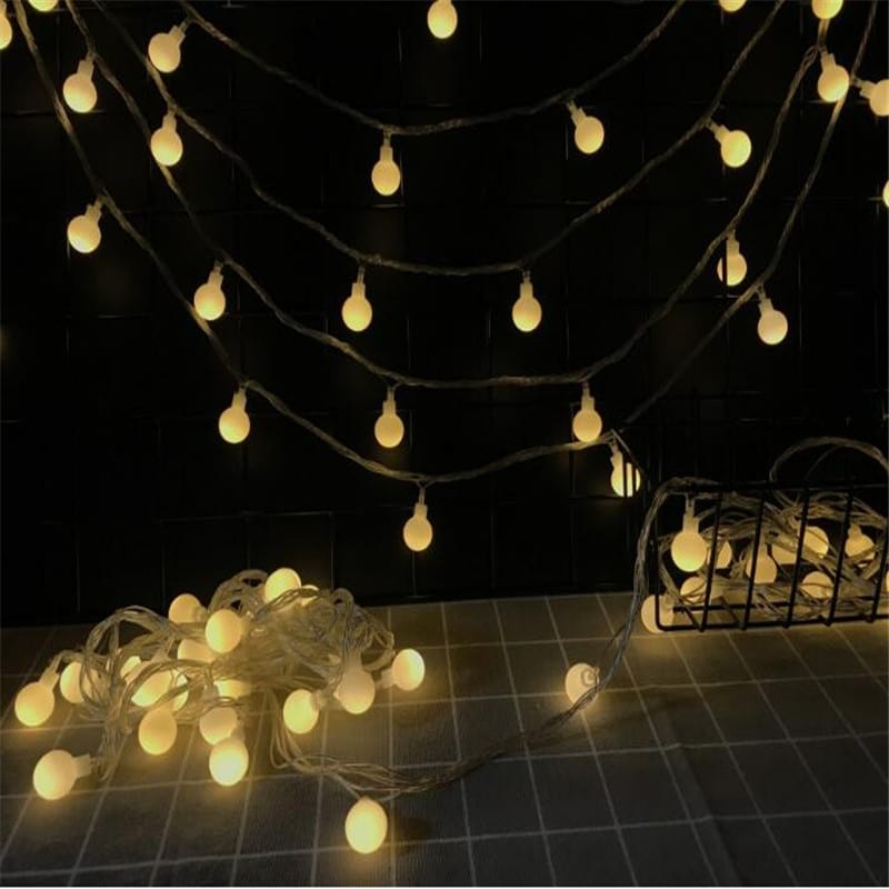 10-meetrine valgusketiga 50 LED-pirni, läbipaistev juhe, AC 110/220V, sobib kasutamiseks nii sise- kui välistingimustes, pakkudes 8 erinevat valgusrežiimi.