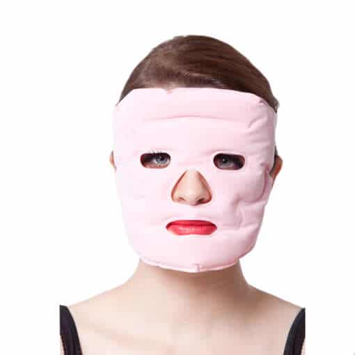 Roosa magnetteraapia mask, mis sisaldab turmaliini ja magneteid, eesmärgiga niisutada, valgendada ja tõsta näo kontuure.