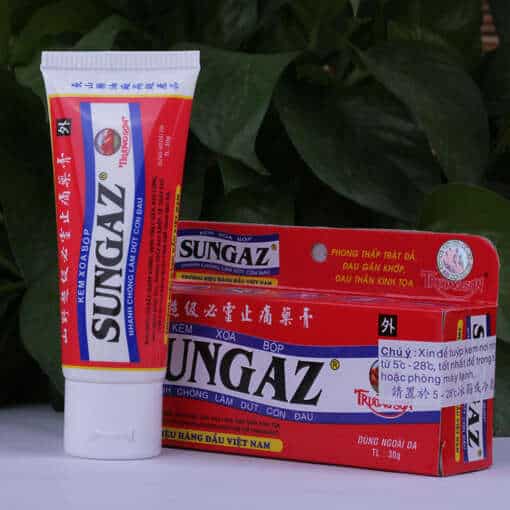 Vietnam Sungaz valuvaigistav kreem tuubis, millel on punane ja valge sildikujundus, taustal roheline pakend.