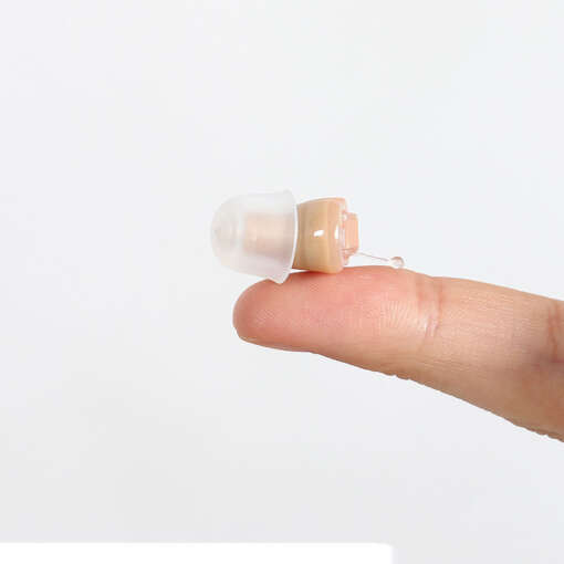 Sõrmeotsa suurune kuuldeaparaat kõrvas, mis on miniatuurne ja nähtamatu, pakkudes digitaalset heli võimendust kuulmisabivahendina.