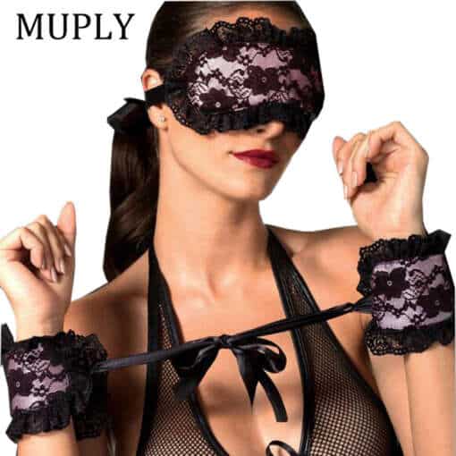 Ulakas pitsiline komplekt koos seksikate käsikammitsatega ja pitsilise maskiga, ideaalne paaridele sensuaalseks ajaveetmiseks.
