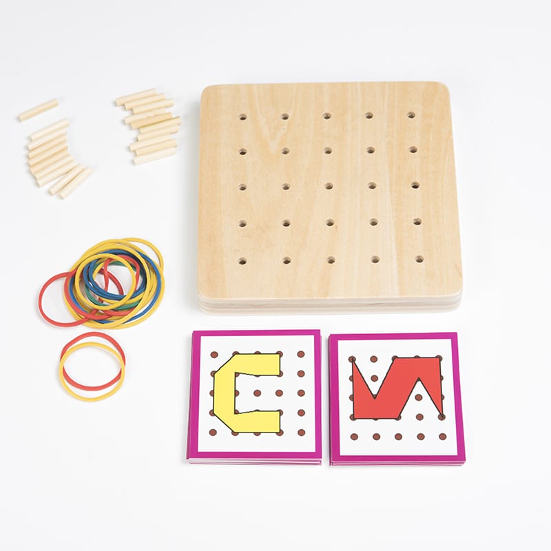Beech puidust Montessori kujundite loomise mänguasi, mis sisaldab elastseid paelasid ja väikeseid puidust naelu laste loovuse arendamiseks.