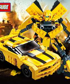 Kollane lego 'Transformer', ümberkujundatud robotiks ja sportautoks, kuvatud dünaamilises lahingustseenis. Eredad kollased ja mustad klotsid detailirohkes koosseisus, mille taustal on dramaatiline plahvatus.
