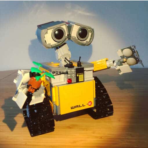 kollane robot, millel on suured silmad ja liigutatavad käed
