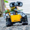 kollane ja hall robot, millel on suured silmad ja roomikud