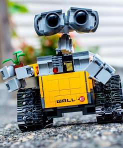 kollane ja hall robot, millel on suured silmad ja roomikud