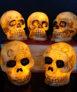 Elektroonilised pealuuga küünlad LED-valgusega, valmistatud parafiinvahast, kollane valgus, patareitoide, sobilikud Halloweeniks ja pidude dekoreerimiseks.